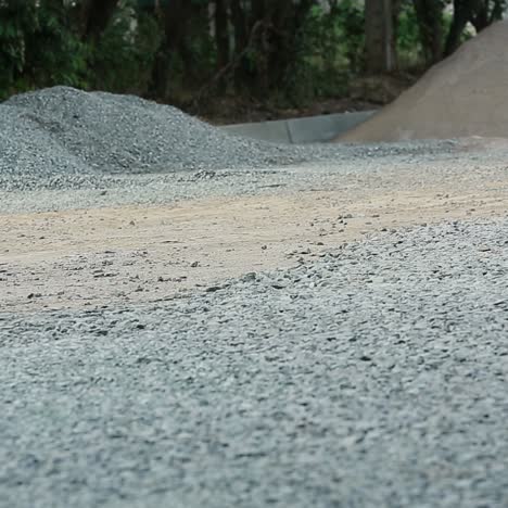 carretera de rodillos que trabaja en una grava