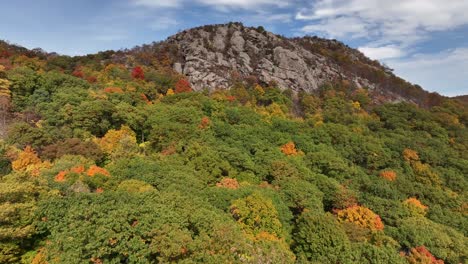 una vista aérea muy por encima de las montañas en el norte del estado de nueva york durante los cambios de follaje de otoño
