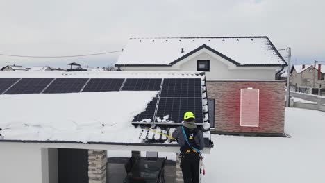 Intelligentes-Haus-Mit-Symbol-Für-Niedrigen-Batteriestand-Im-Winter