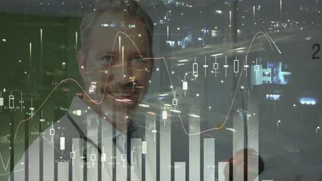 Animation-Der-Datenverarbeitung-über-Einem-Kaukasischen-Männlichen-Arzt,-Der-Mit-Dem-Patienten-Lächelt