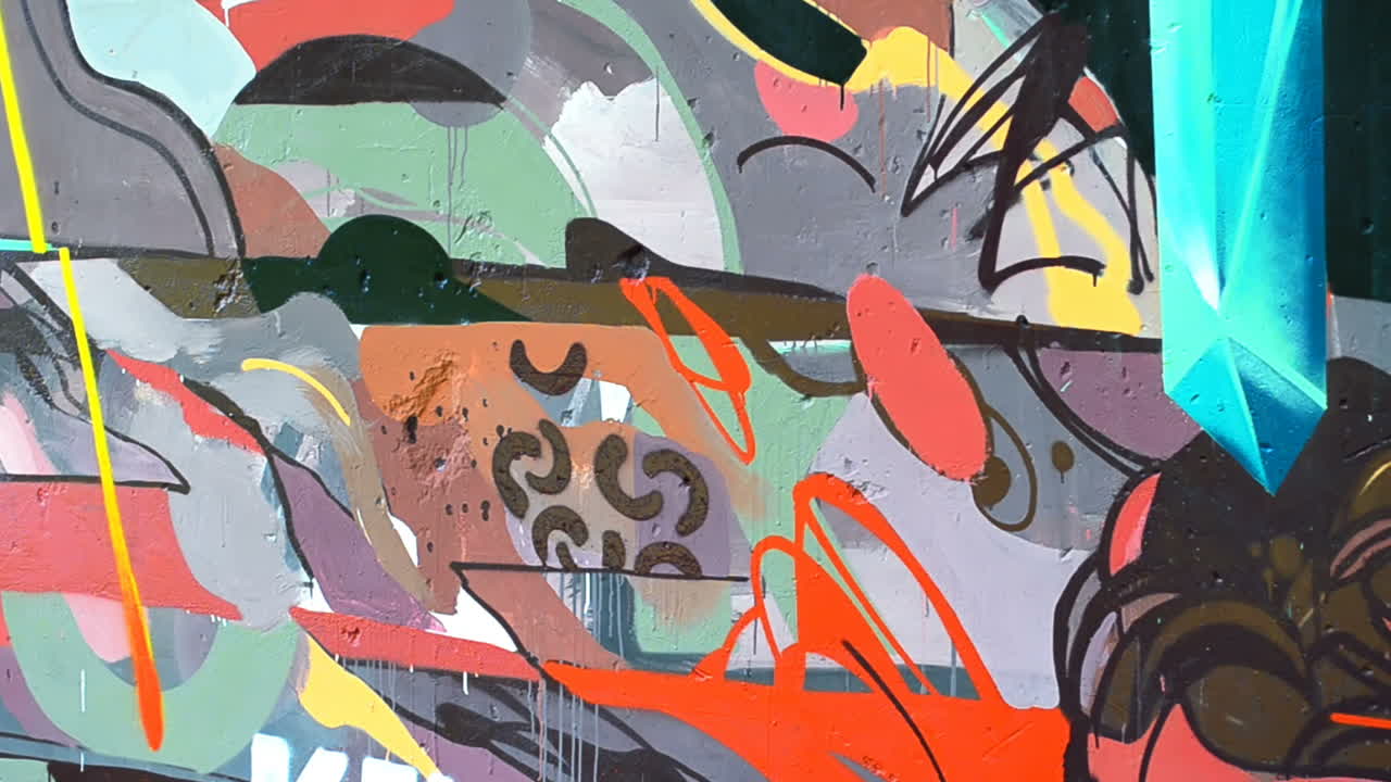El artista dibuja grafitis en una valla. Grafiti en una valla.