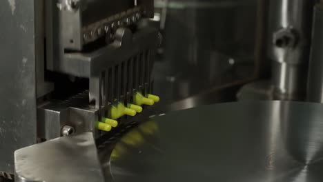 bioquímico usando un microscopio en un laboratorio, manos de científico usando microscopios para examinar muestras y líquidos, investigación científica y sanitaria fondo de bandera