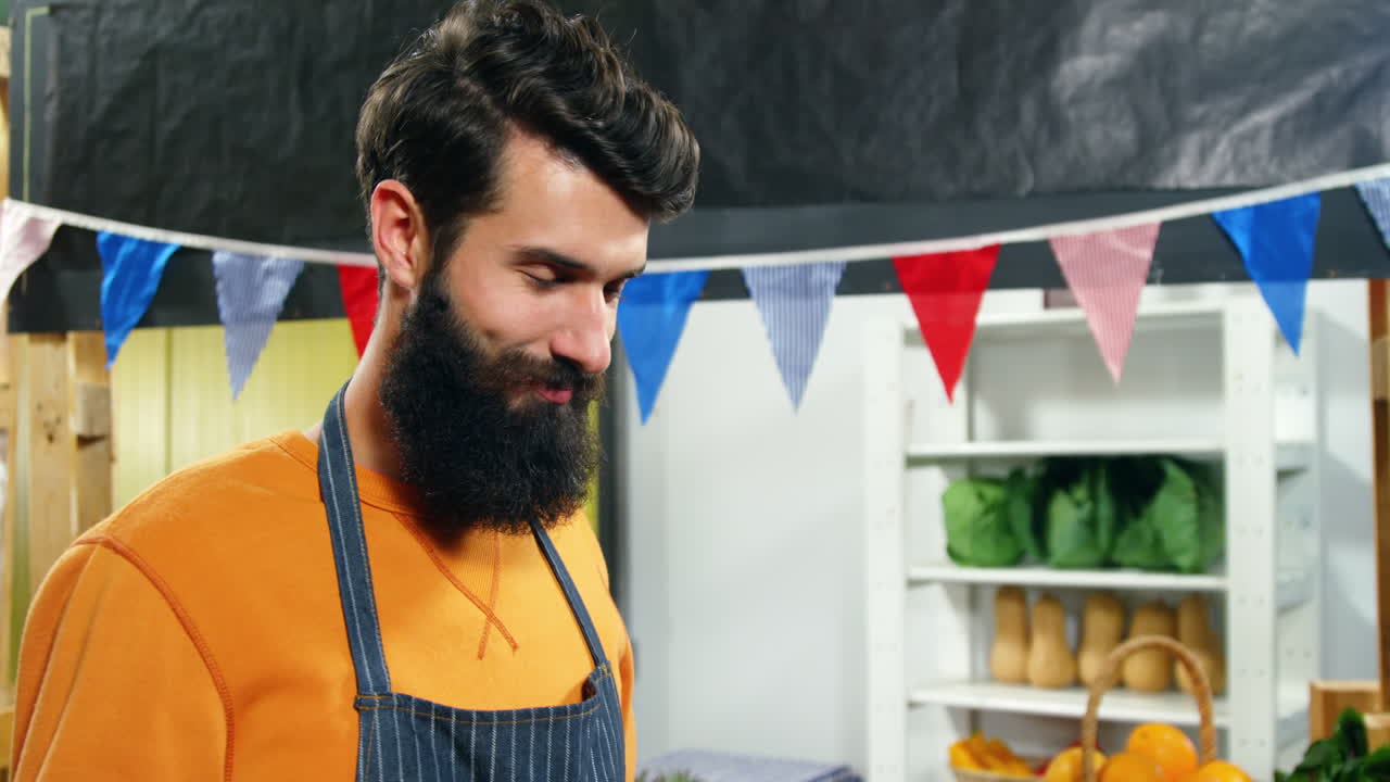 retrato de personal masculino sosteniendo verduras frescas en una caja