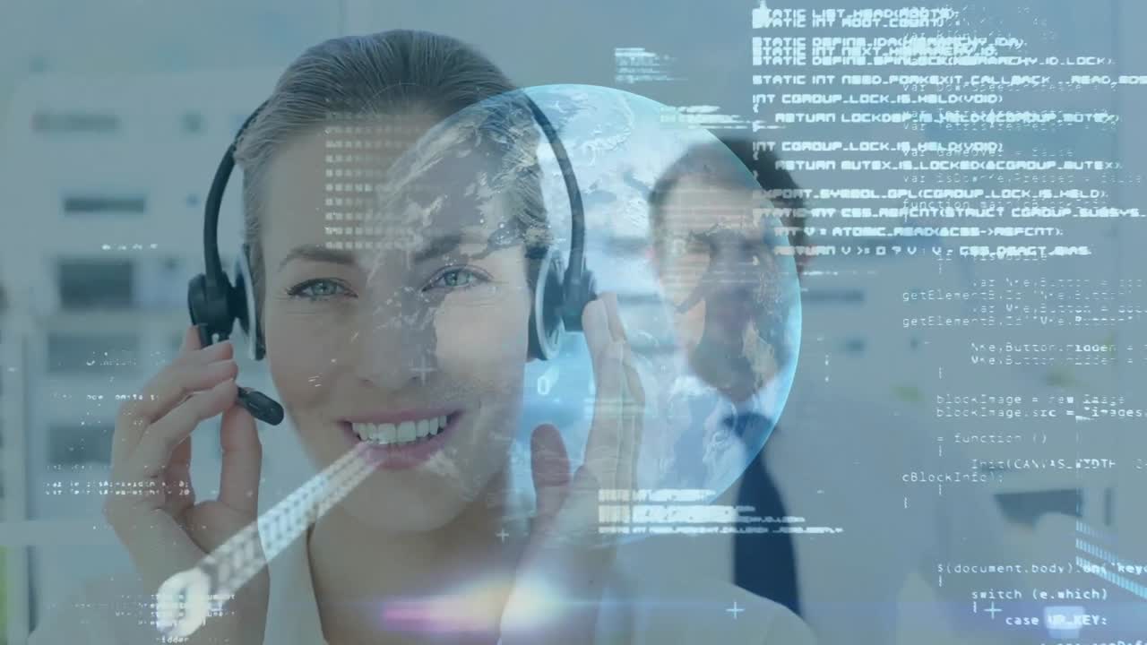 Animazione di elaborazione dati e globo su una felice consulente donna caucasica con cuffie