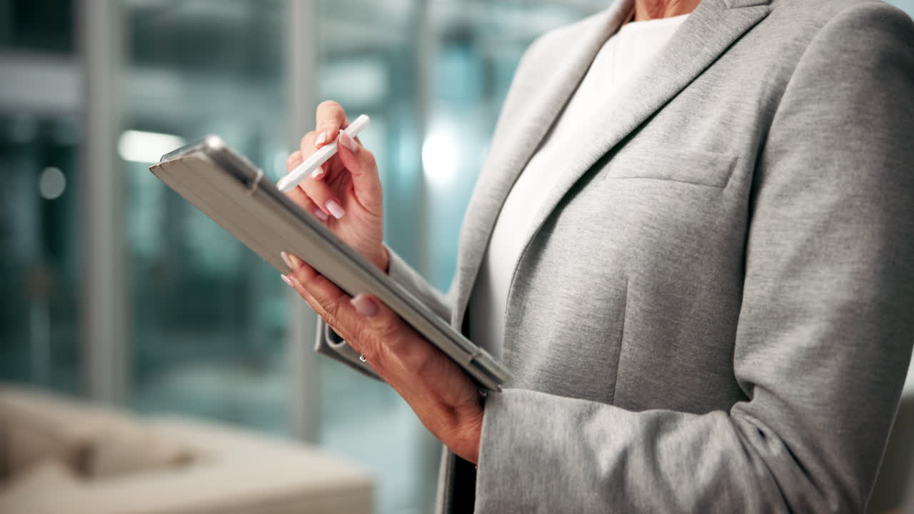 mujer de negocios usando tableta en la oficina