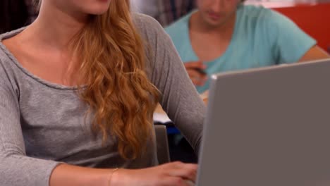 Schülerin-Benutzt-Ihren-Laptop-Im-Unterricht