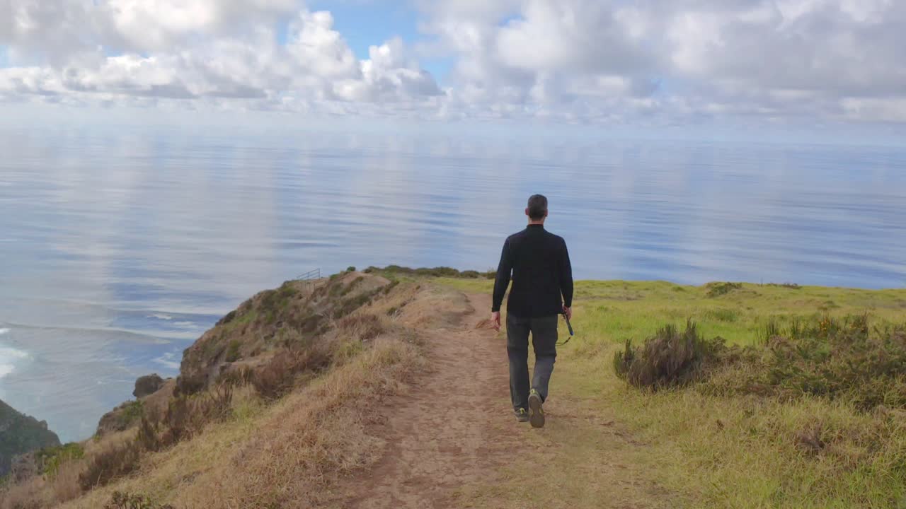 hombre caminando hacia un hermoso mirador en la isla madeira