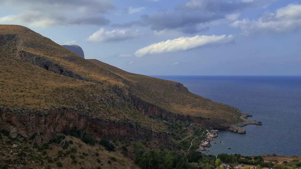 panorámica de la reserva natural siciliana riserva dello zingaro en sicilia con montañas, acantilados y calas
