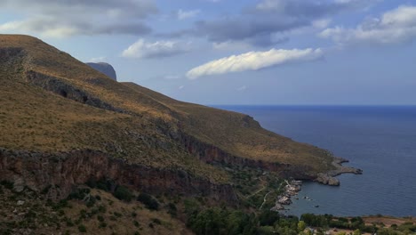 Schwenk-Des-Sizilianischen-Naturschutzgebiets-Riserva-Dello-Zingaro-In-Sizilien-Mit-Bergklippen-Und-Buchten