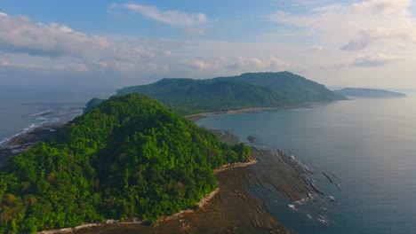 vuelo estacionario de alto ángulo de los árboles tropicales de la isla jicaron y la playa de roca pizarra