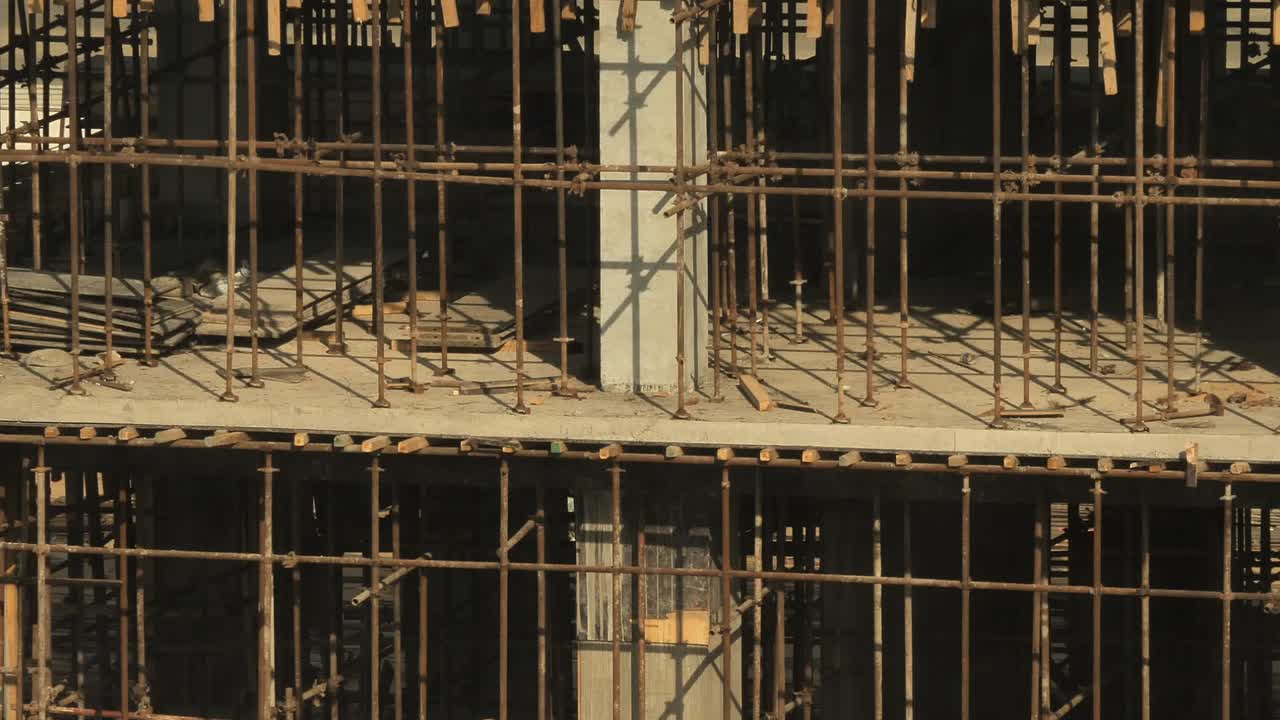 tubos de andamios que sostienen pisos en el edificio de construcción