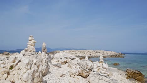 Strandsteinstapel-Am-Strand-Von-Alexia-In-Griechenland---Totale