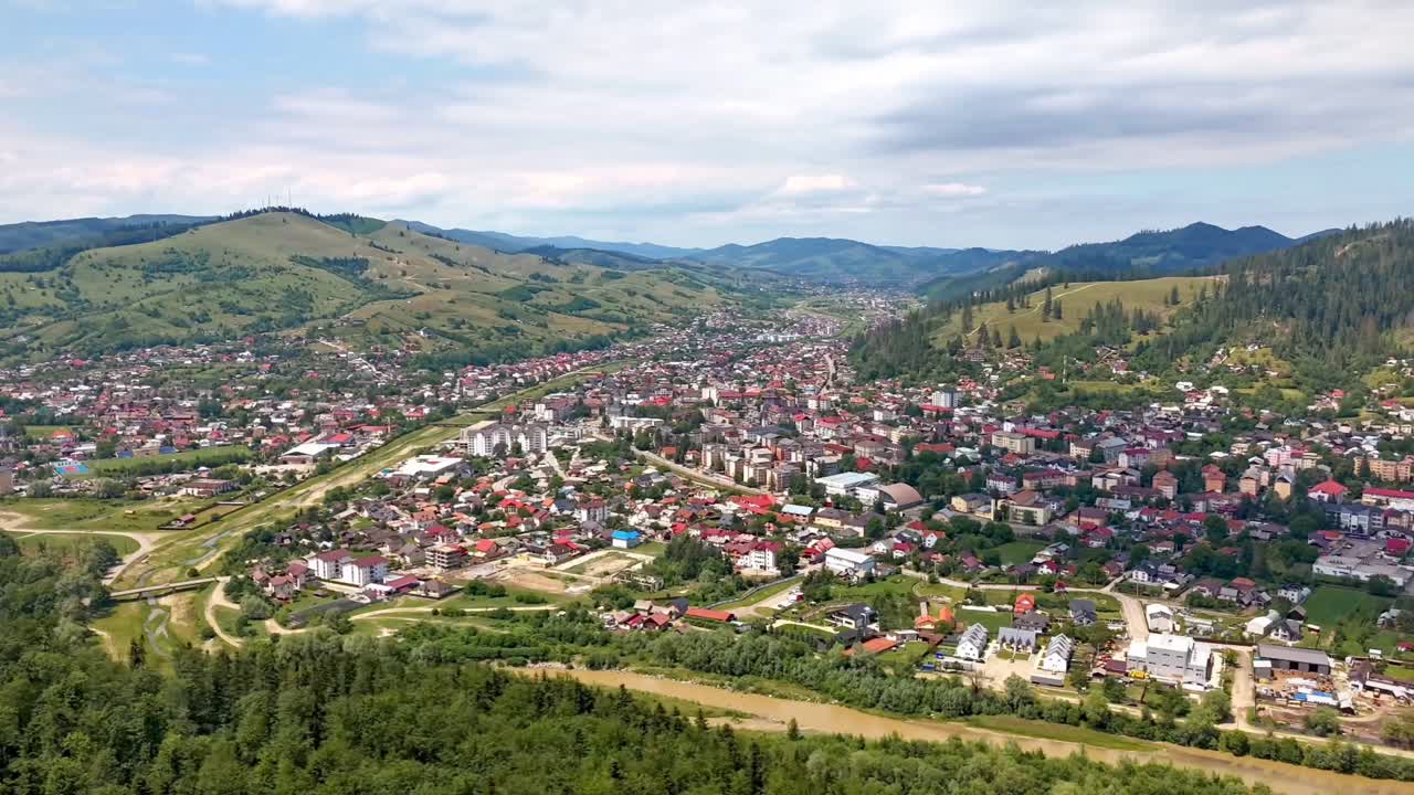 Hyperlapse con drone di Gura Humorului soleggiata, che mostra la città e la natura