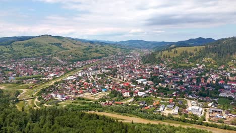 Drohnen-Hyperlapse-Des-Sonnigen-Gura-Humorului,-Der-Stadt-Und-Natur-Zeigt