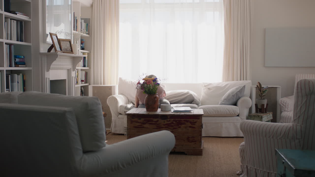 행복한 십대 소녀는 집에서 춤을 추고 즐겁게 음악을 듣고 헤드폰을 착용하고 재미있는 춤 움직임으로 주말 축제를 즐기고 있습니다.