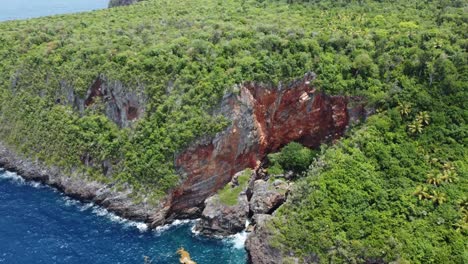 Luftaufnahme-Der-Felsigen-Küste-Am-Cabo-Cabrón-In-Der-Nähe-Von-Las-Galeras-Auf-Der-Halbinsel-Samaná-In-Der-Dominikanischen-Republik