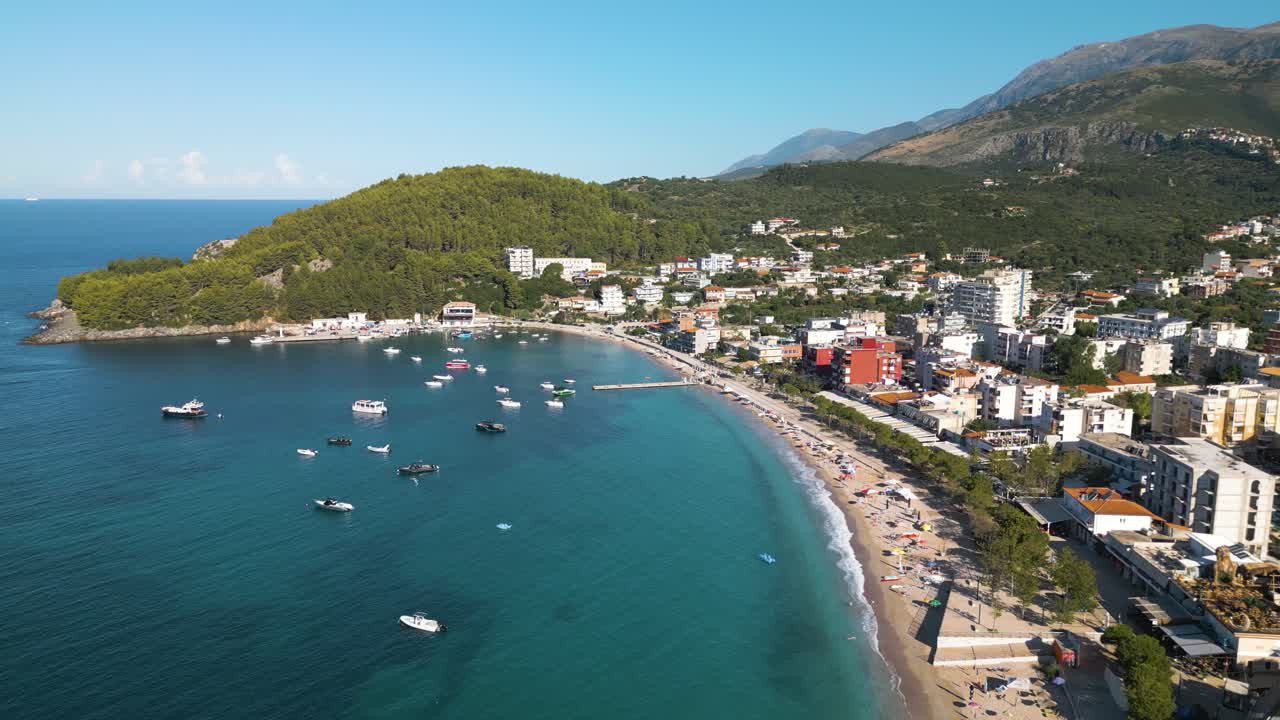 panorámica vista aérea sobre himare, albania en un hermoso día de verano