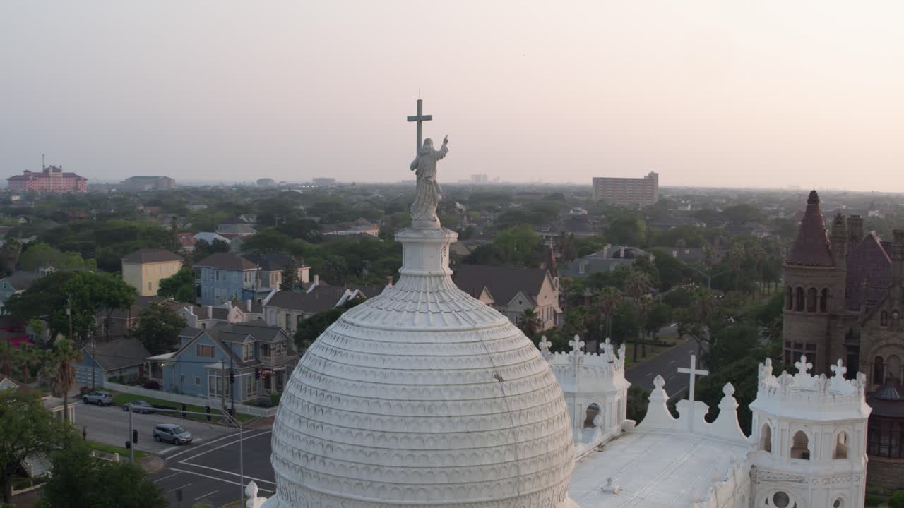 텍사스 주 갈베스턴 에 있는 성심 가톨릭 교회 꼭대기 에 있는 동상 의 드론 뷰
