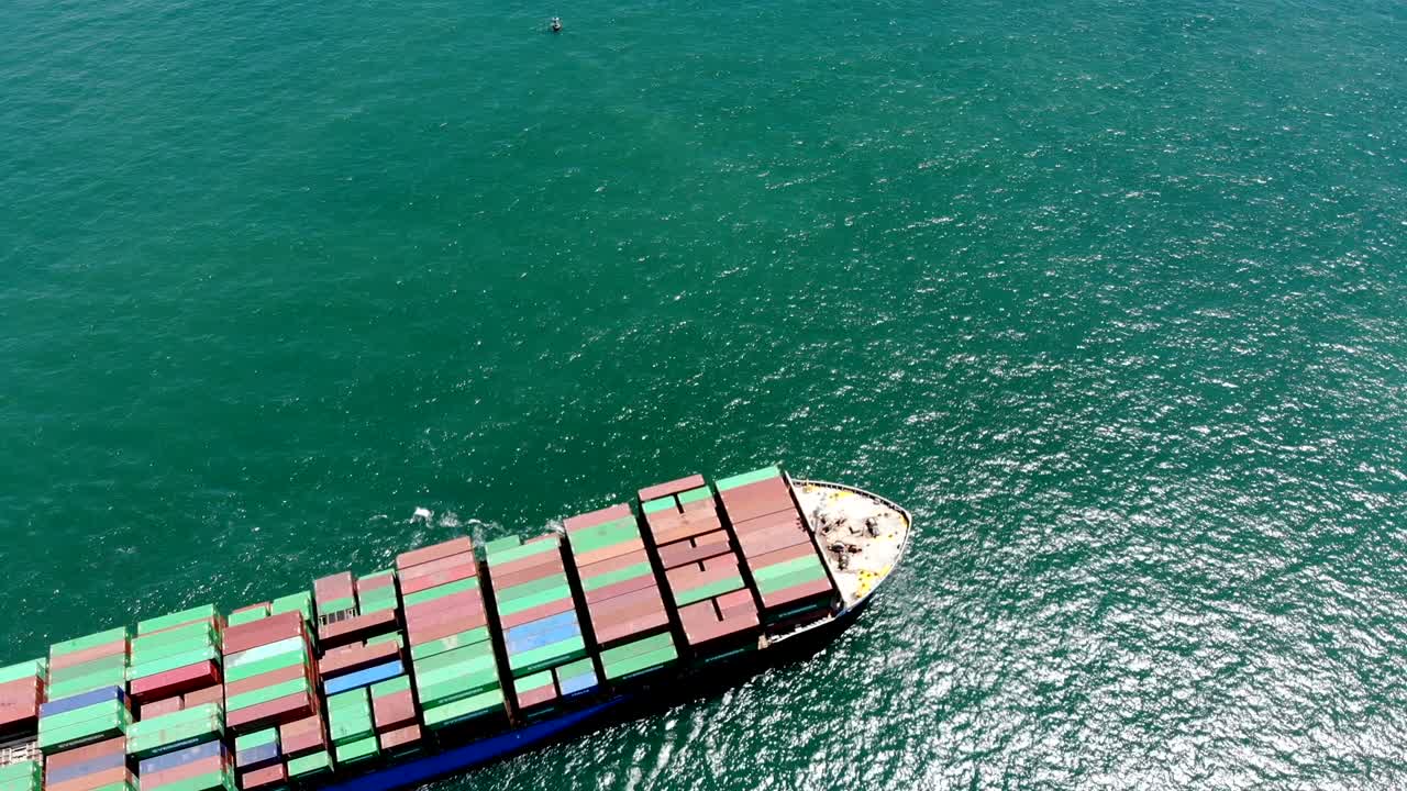 vista aérea al atardecer. la carga será enviada desde tailandia a singapur, hong kong y malasia. es un importante comercio internacional.