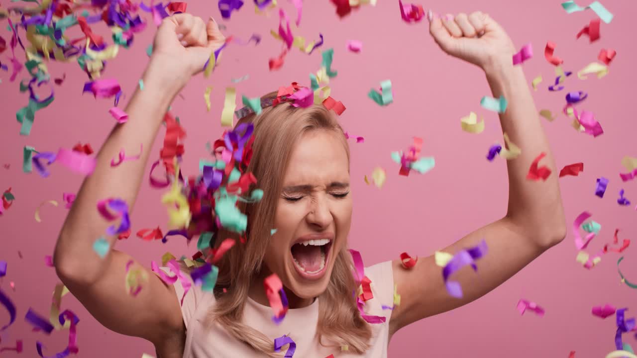 Donna felice che mostra il segno della vittoria