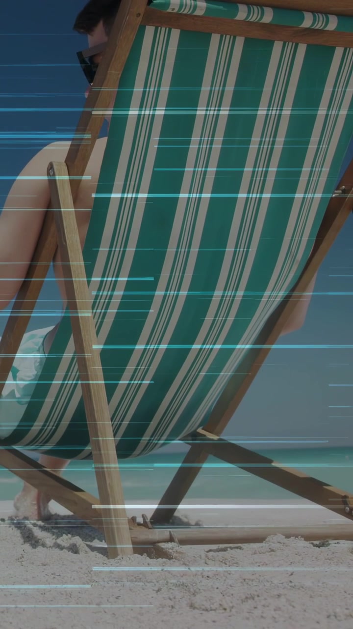 Vidéo verticale : Femme allongée sur une chaise longue en mer, la caméra révélant des lignes de glitch pour le voyage.