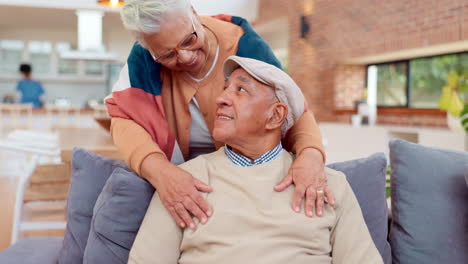 una pareja de ancianos mostrando afecto
