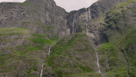 Der-Majestätische-Kjerrskredsfossen-Stürzt-Steile-Berghänge-Hinab;-Antenne