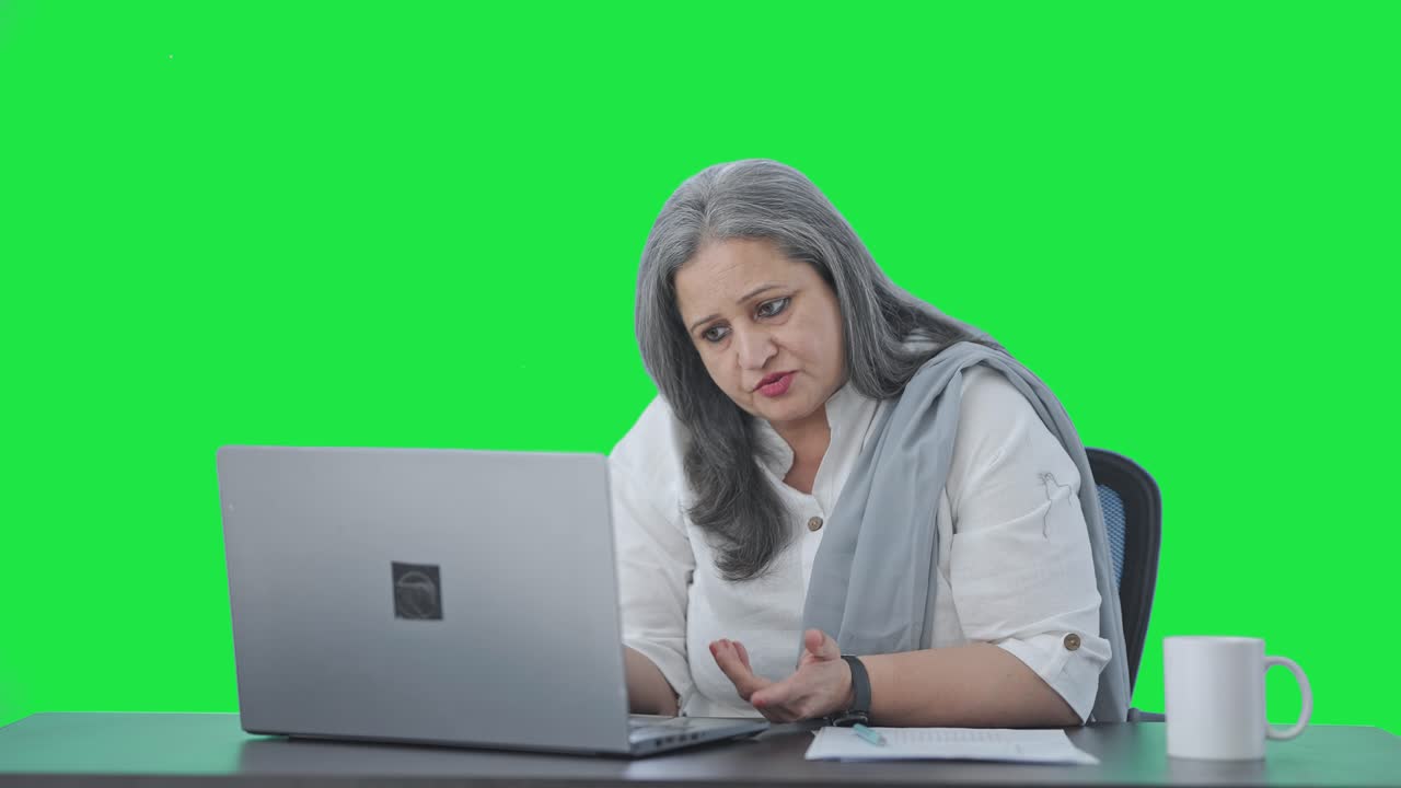 gerente femenina india senior haciendo una reunión en video llamada pantalla verde