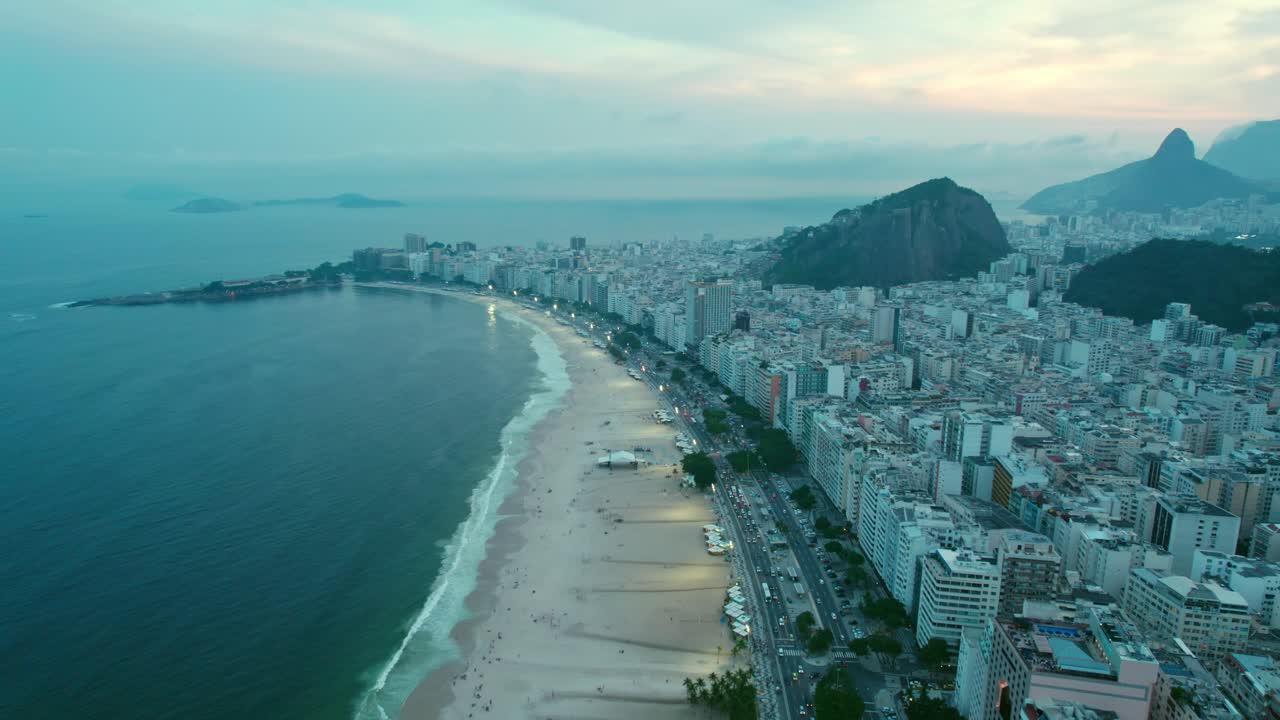 establecimiento de la órbita aérea de la costa de copacabana río de janeiro a la hora azul brasil