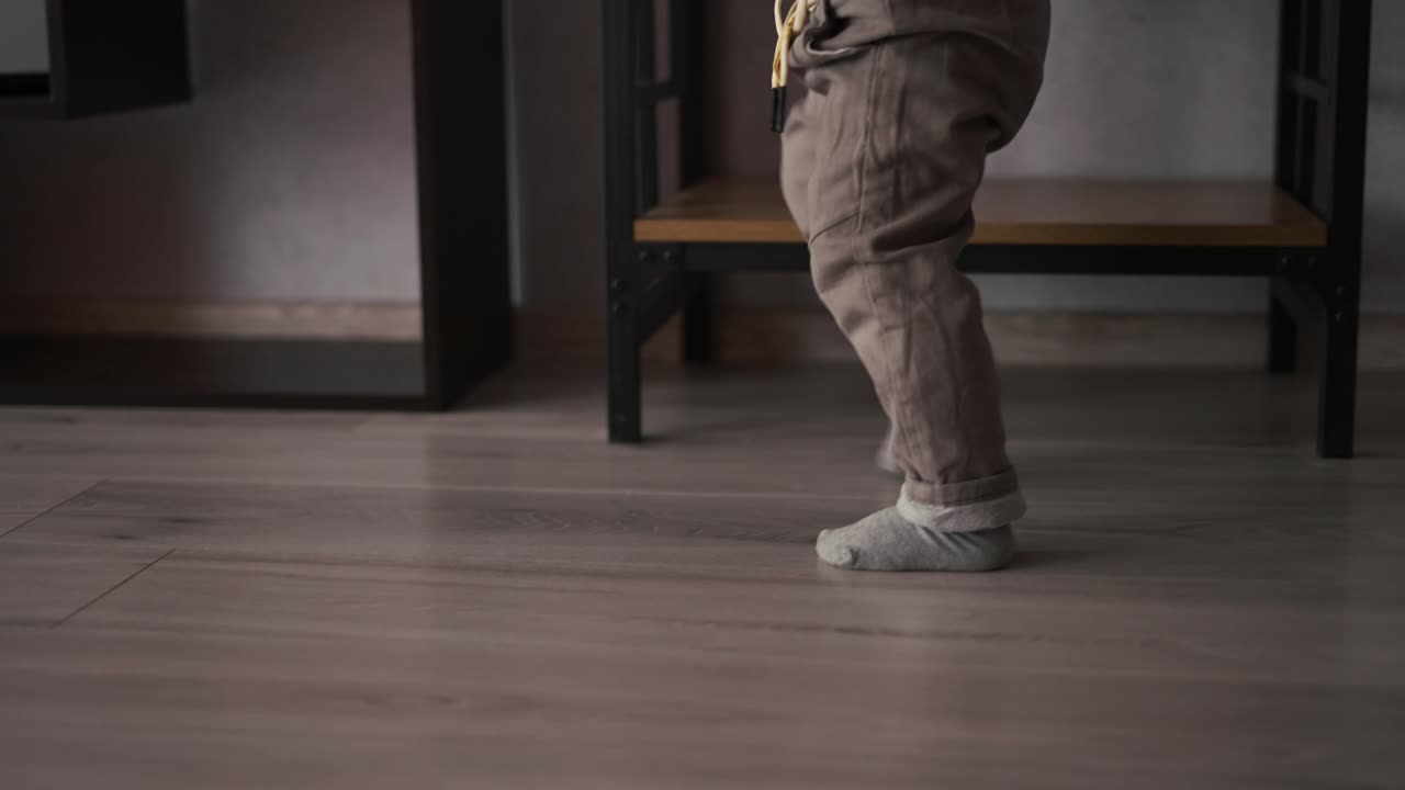 imágenes recortadas de un niño pequeño corriendo por casa