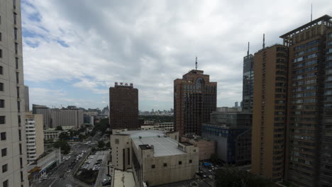 timelapse del distrito financiero de beijing, china en un día nublado durante el verano