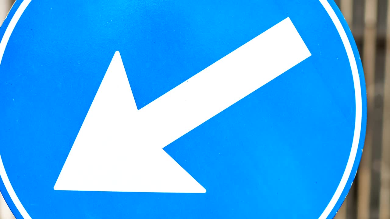 파란색 거리 표지판