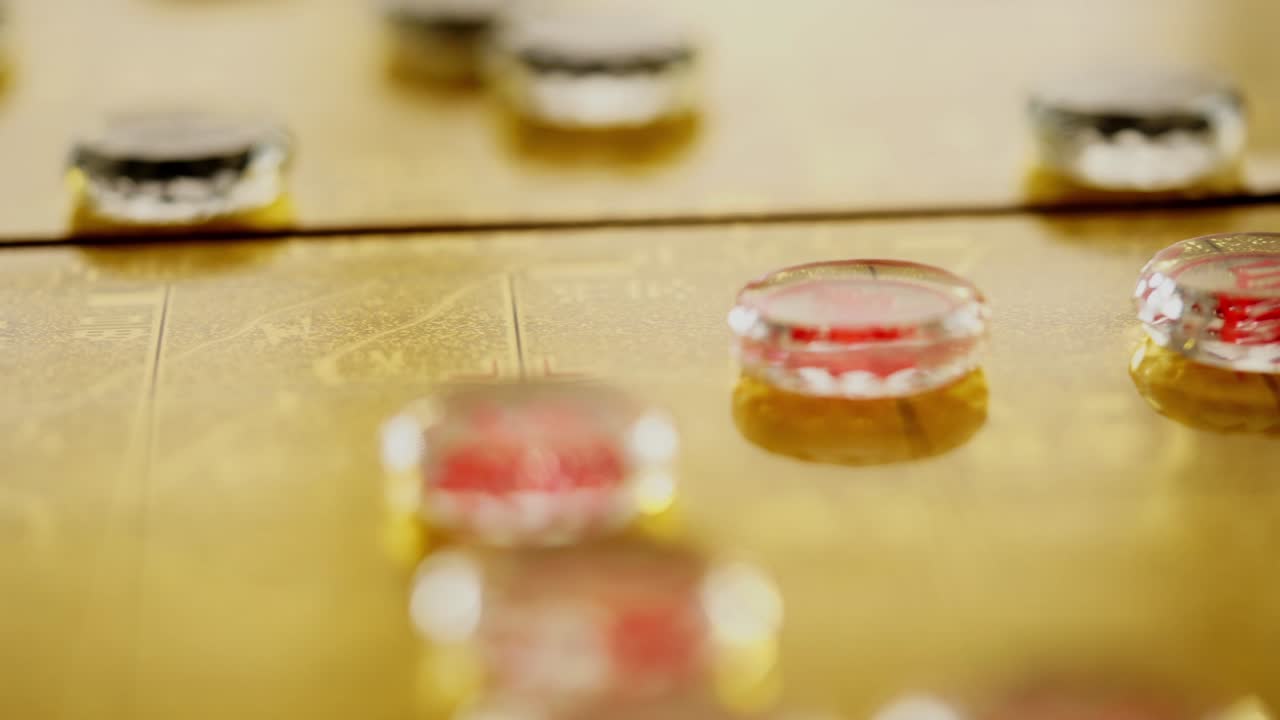 ajedrez chino de vidrio en el tablero de ajedrez dorado