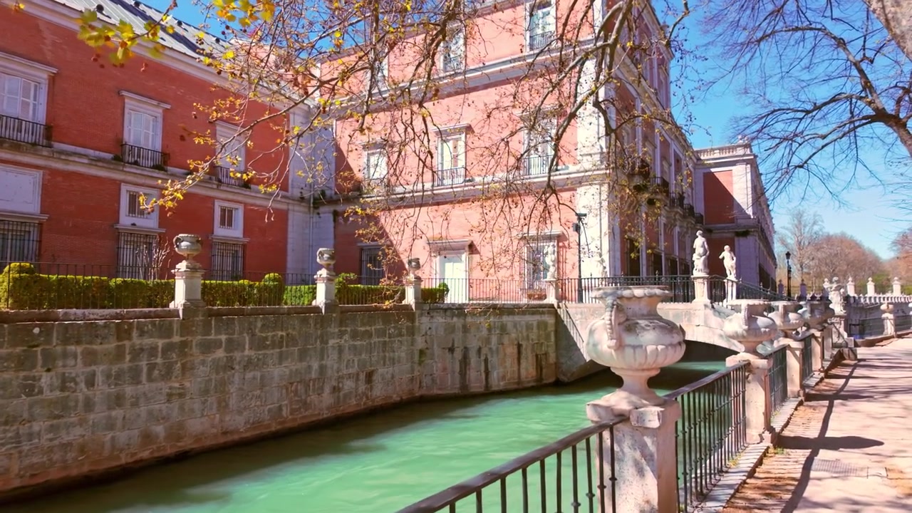 Aranjuez, Spagna, 2 marzo 2026 Edificio e canale del Palazzo Reale di Aranjuez in Spagna