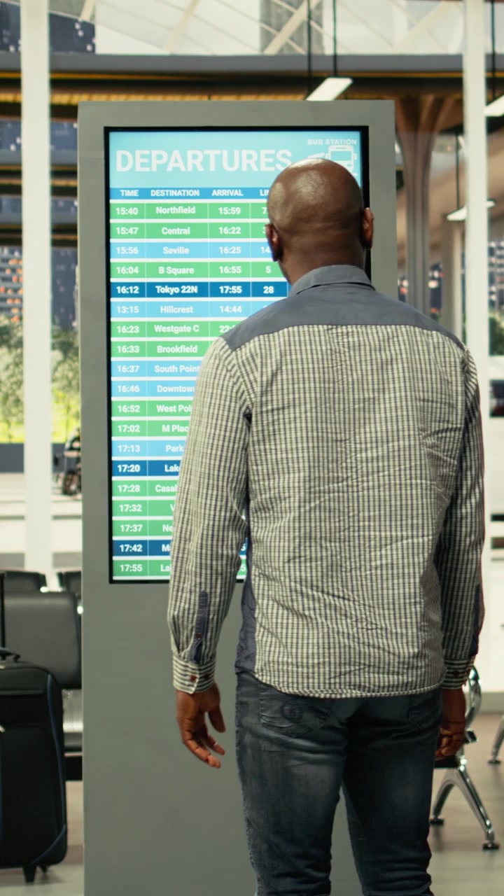 Vita da pendolare realistica con persone che si muovono in un terminal degli autobus.