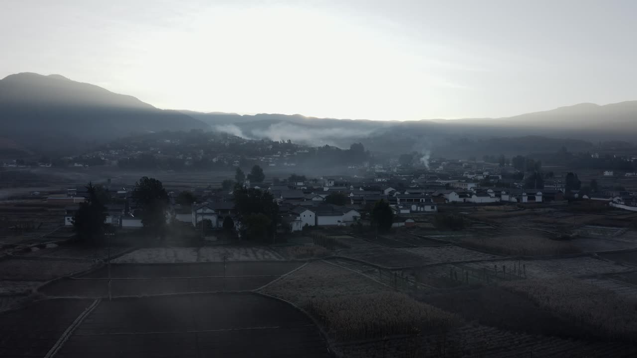 외딴 중국 마을, 윈난성, 공중 전망을 통해 안개 낀 가을 아침