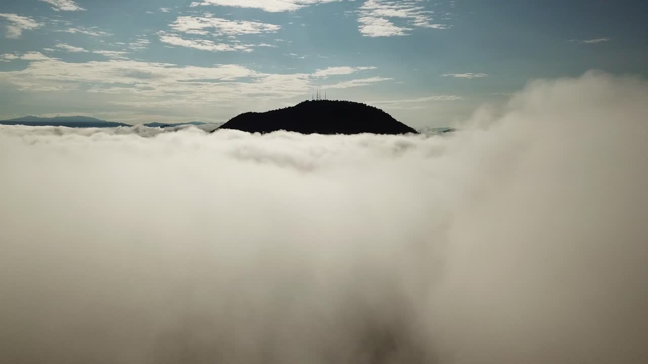 4개의 통신 타워와 함께 부키트 메르타임 언덕을 향한 공중 이동
