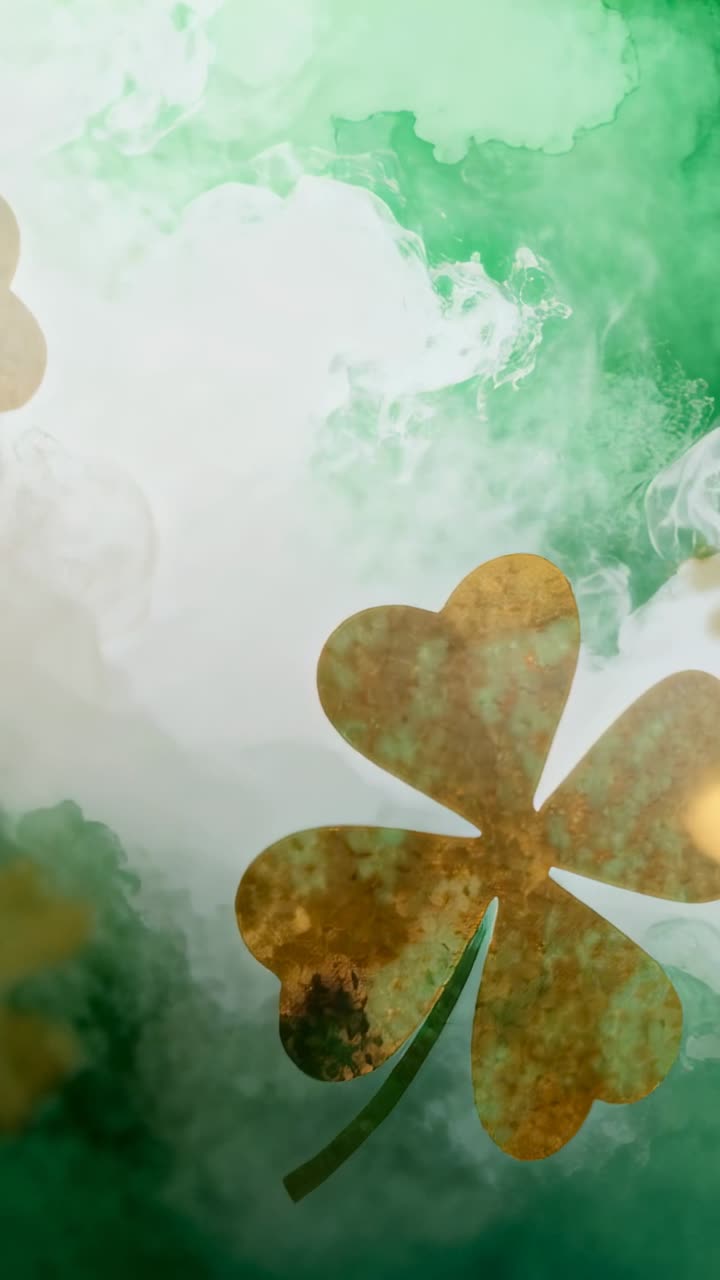 Video verticale: Animazione che inizia con trifogli dorati che galleggiano verso il bordo su uno sfondo verde sfumato, verso una nebbia centrale nell'inquadratura.