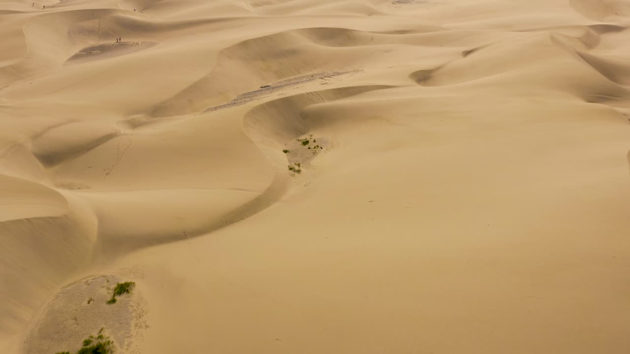 vuelo de drones sobre dunas y desierto, dunas de maspalomas, gran canaria