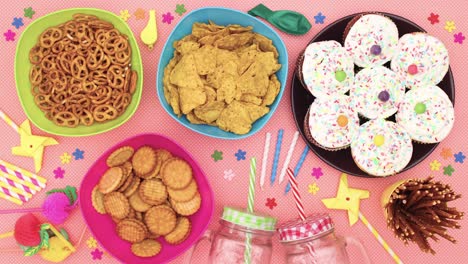 decoración de la fiesta de cumpleaños y comida, pasteles y velas se mueven en la mesa - stop motion