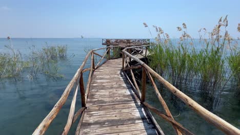 caminando por el muelle de madera en la isla de nankoma. lago malawi, malawi.