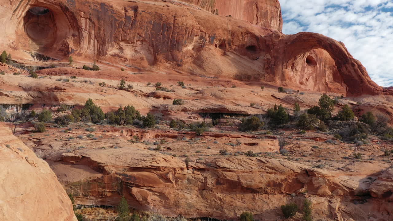붉은 바위 협곡, 라스베가스, 네바다, 미국 석양에 녹색 관목이 있는 산의 공중 클로즈업 샷
