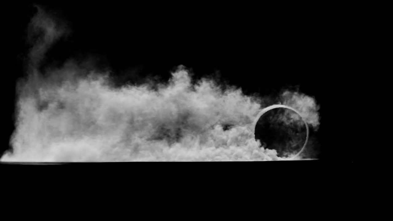 검은색 배경에 연기가 있는 불타는 바