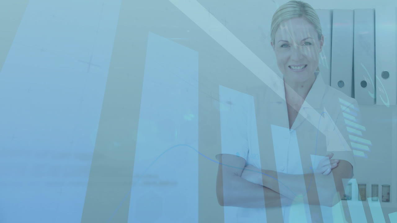 Donna sorridente in ufficio con le braccia incrociate, su animazione di grafico a barre in aumento