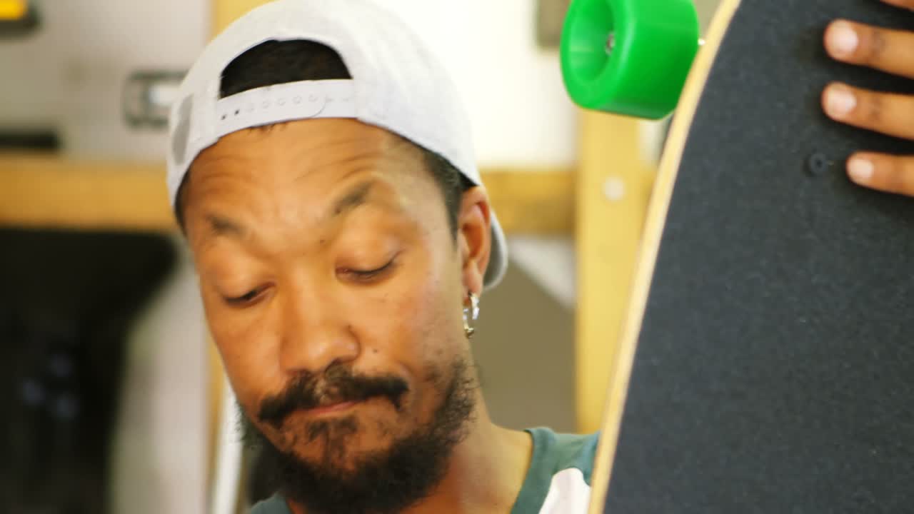 스케이트보드를 만드는 남자 4k