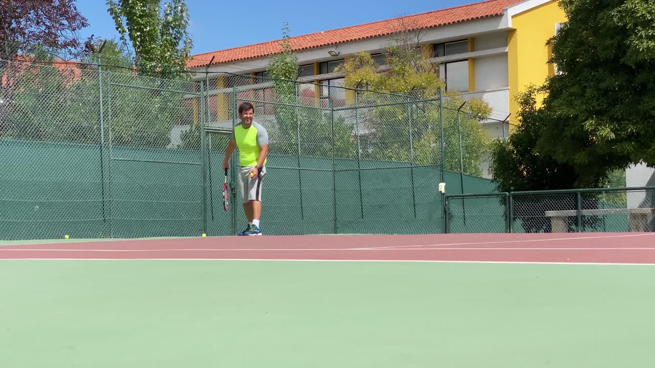 Tenista masculino caucásico realizando un saque de tenis con un fondo de árboles