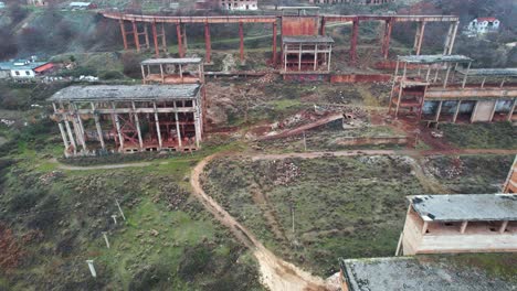 Ruinas-De-Fábricas-De-La-Era-Comunista,-Contenedores-De-Minerales-De-Hierro-Cerca-De-La-Estación-De-Tren-En-Pogradec,-Albania