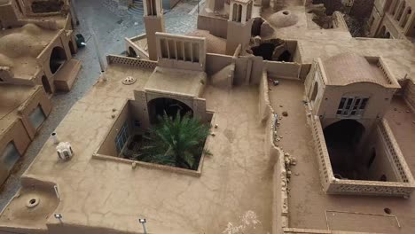 vuelo sobre casa histórica pueblo de ladrillo de barro diseño arquitectónico en el desierto hecho por materiales ecológicos para alojamiento de albergue en el clima caliente saudí en el medio oriente diseño pasivo de cazador de viento de arcilla