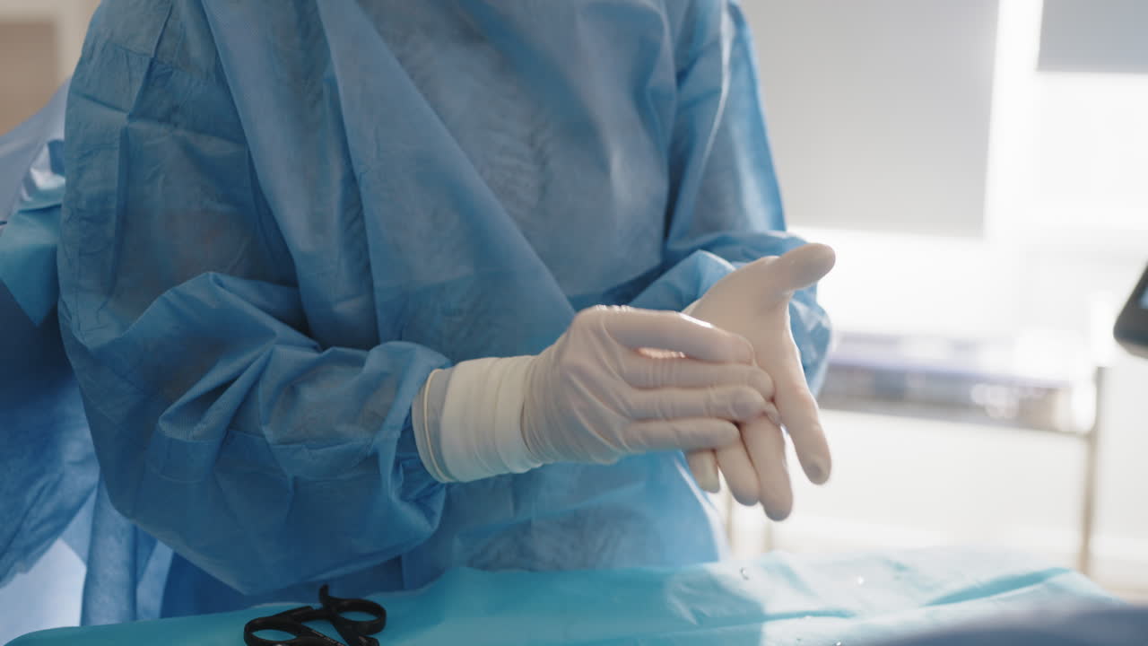 cirujano preparándose para la cirugía