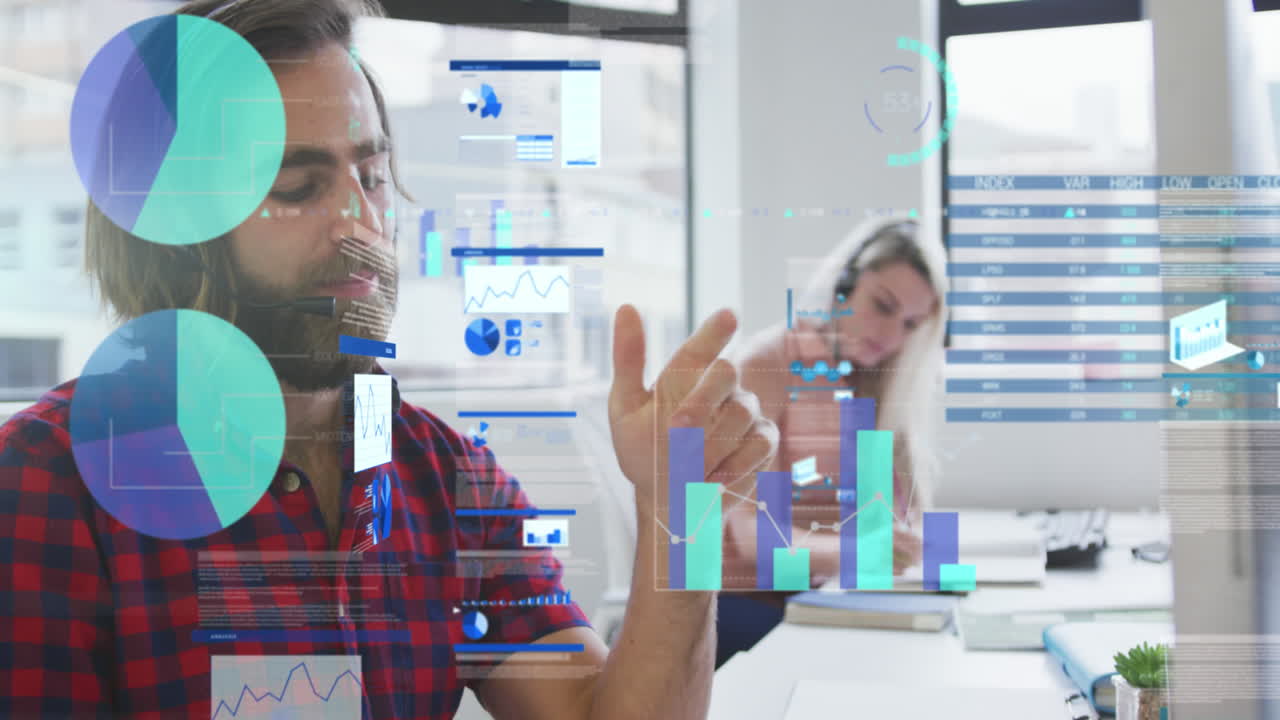 procesamiento de datos estadísticos contra un hombre caucásico hablando en una llamada de video en la oficina